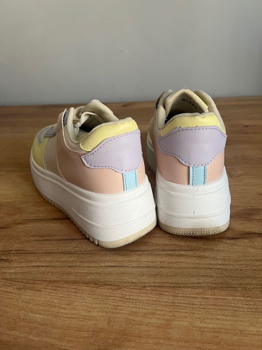 Buty sportowe pastelowe beżowe