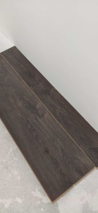 Panele podłogowe 8mm ciemny dąb