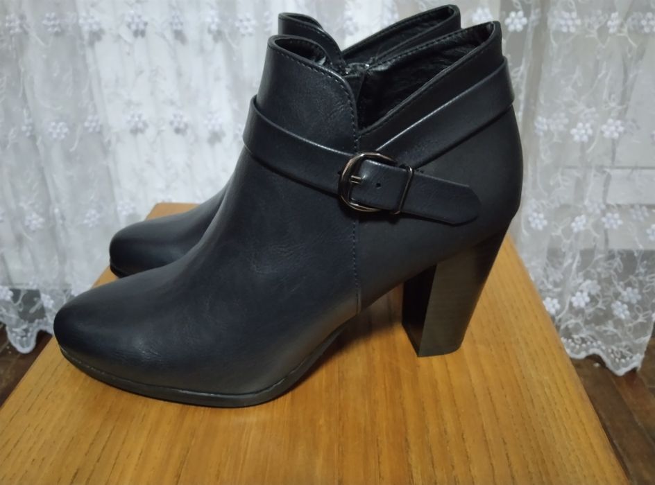 Продаються черевички