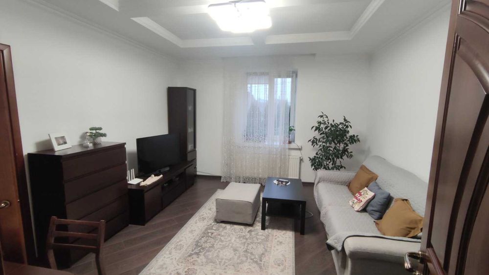 Продається трикімнатна квартира (частина будинку)