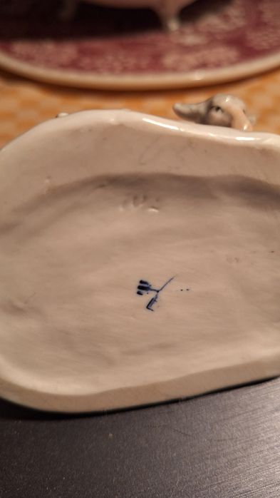 Продам фарфоровую статуэтку