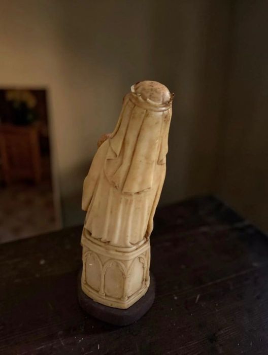 Estatueta religiosa da Virgem Maria com o Menino