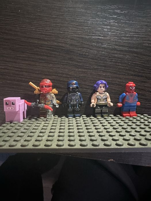 Фігурки Лего Забирайте