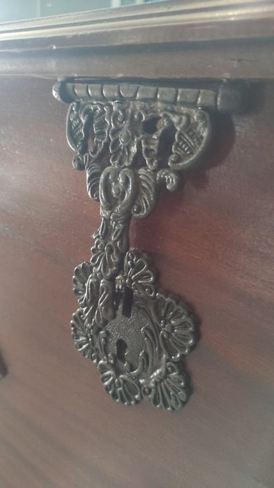 Baú com pegas em metal