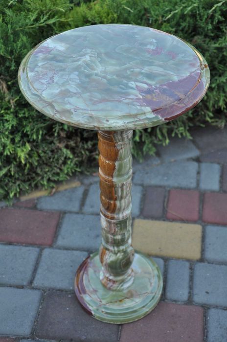 Кавовий столик із натурального оніксу діаметр 30 см, висота 60см.