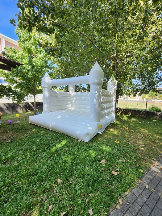 Insuflável branco em lona para festas batizados casamentos