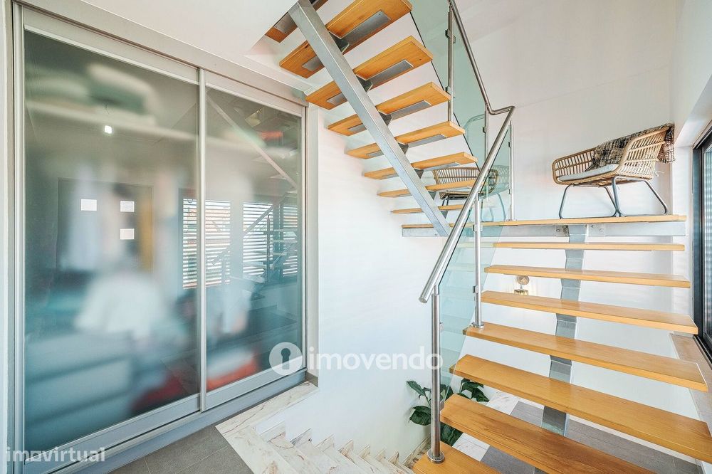 Moradia T3+1 de design moderno, com jardim, na Quinta do Anjo