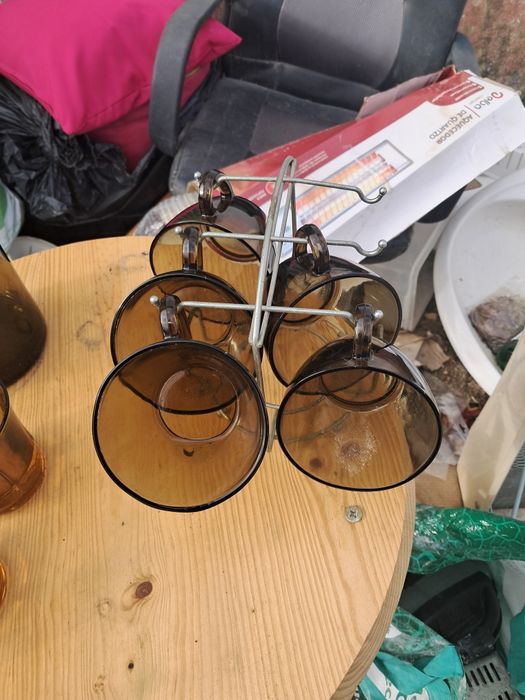 Cinco chavenas louca castanha com suporte em metal
