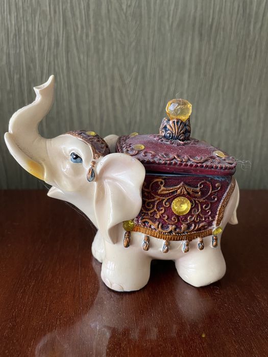 Слоники, годинник, шкатулка, підсвічник, сувенір