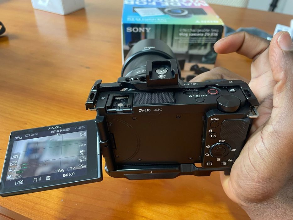 Sony ZV E 10 + lente 23 mm viltrox +cage smallrig