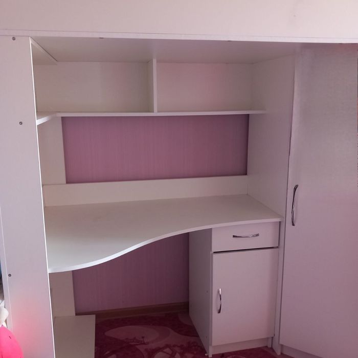 Біле ліжко з робочим місцем та шафою