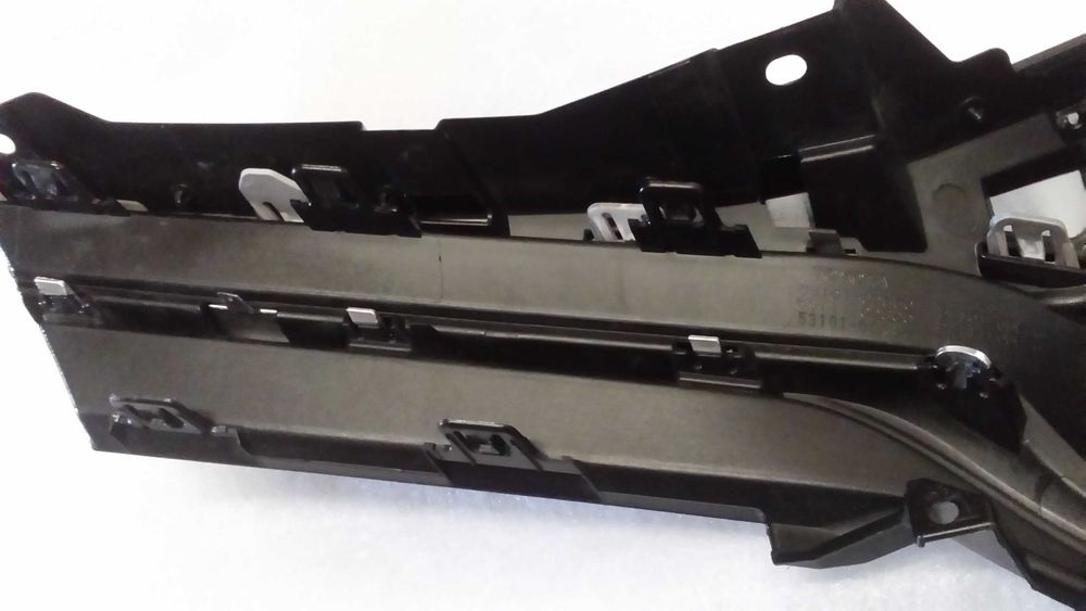 Toyota Yaris III FL Hybrid 2014–2017 – grill + reflektor lewy i prawy