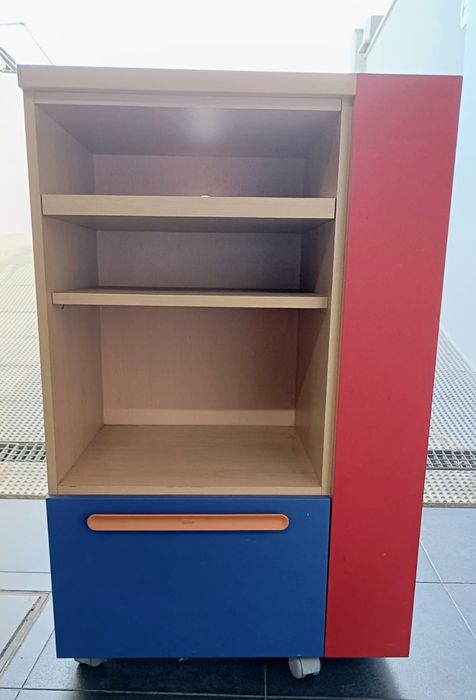 Móvel com prateleiras