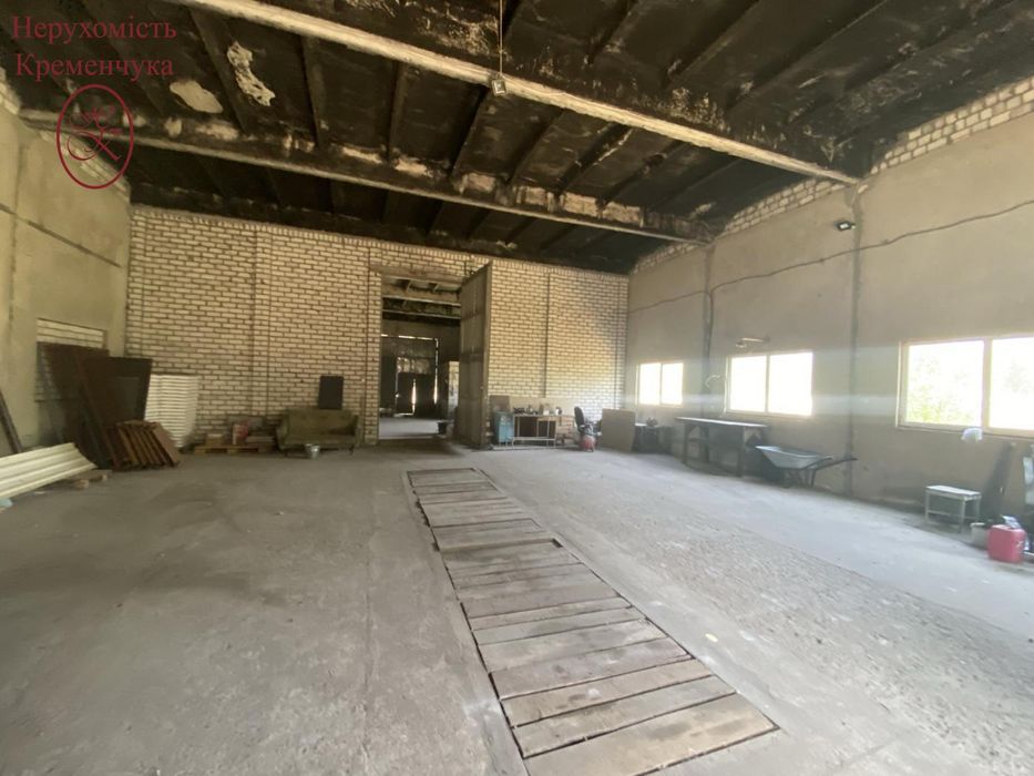 Продаж територіі 0,5 га з ангаром та складами.