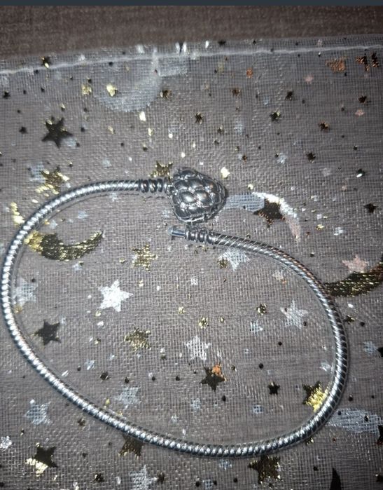 Pulseira prateada para berloques