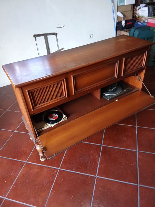 Móvel giradisco e rádio Grundig.