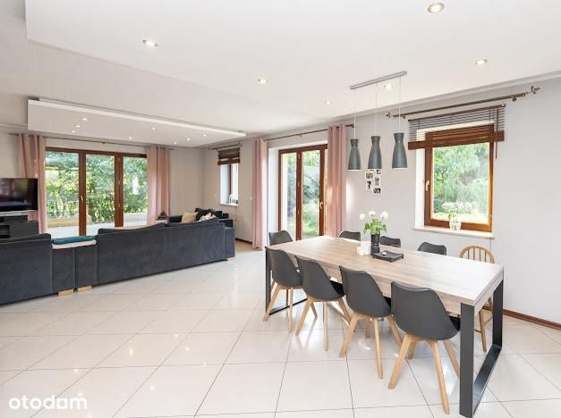 Czernica, dom w zieleni