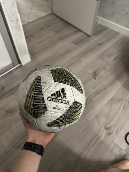 Футбольный мяч adidas