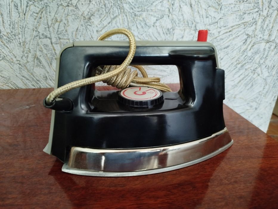 Праска з терморегулятором та парозволожувачем