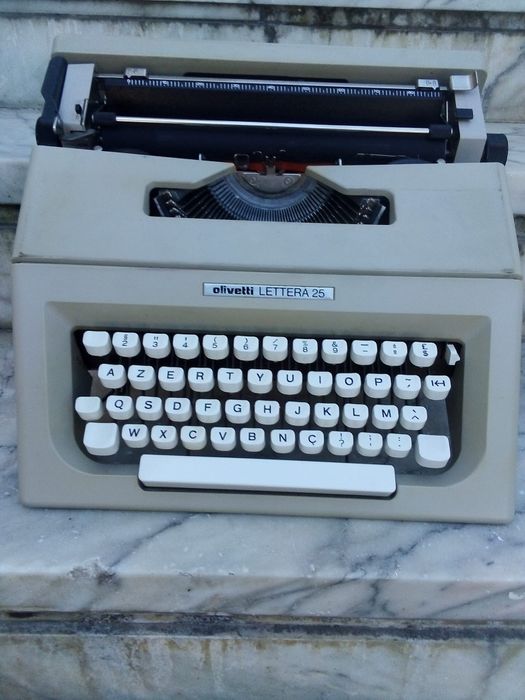 Vendo máquina de  escrever antiga em óptimo  estado a foncionar