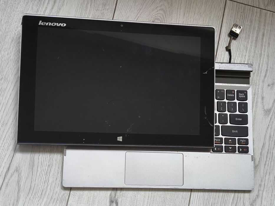 Trzy laptopy Acer i 2 x Lenovo