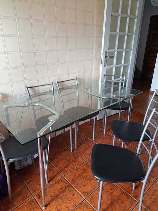 Vendo mesa de vidro com 6 cadeiras como novo.240euros