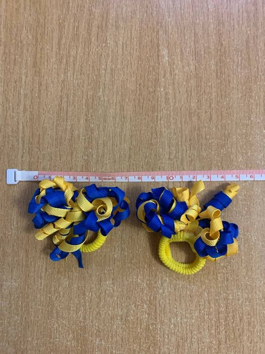 Резиночки для волосся з жовто-блакитними стрічками.
Може взагалі не вд