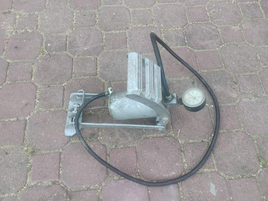 Pompka nożna do kół