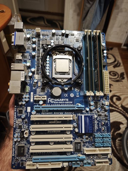 Системна плата з процесором та відекартою