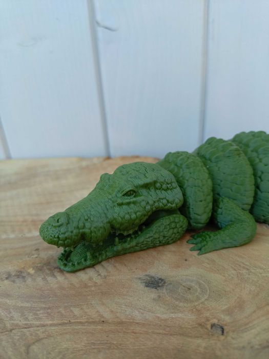 Krokodyl druk 3D ciemno zielony i mieniący się fioletowo zielony