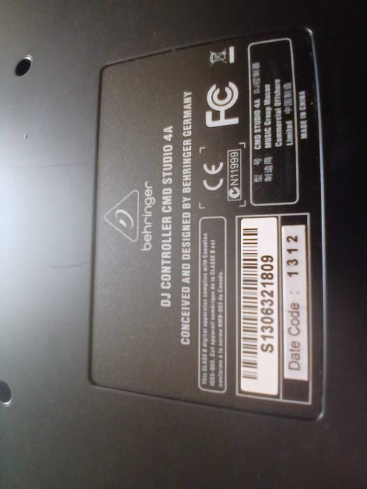 Mesa Controlo de DJ Behringer CMD Studio 4A