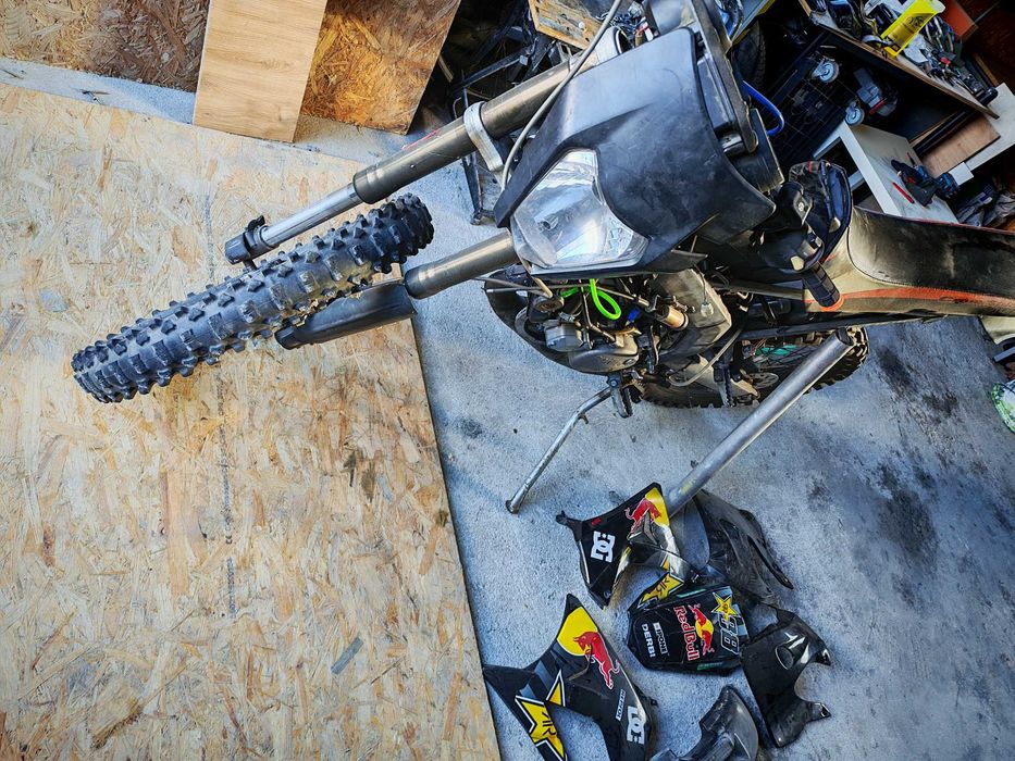 Rama z dokumentami Derbi Senda 2004 Pod silnik od Aprilia 125