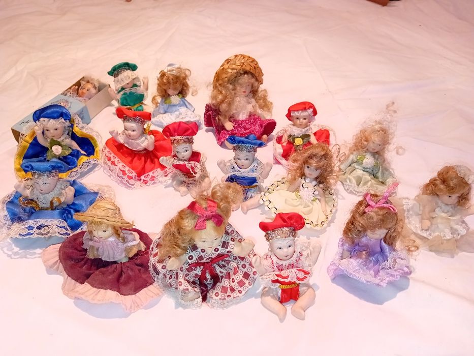 Conjunto de 17 Bonecas Pequenas  em  Porcelana
