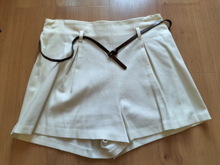 Calções branco sujo, com cinto Stradivarius