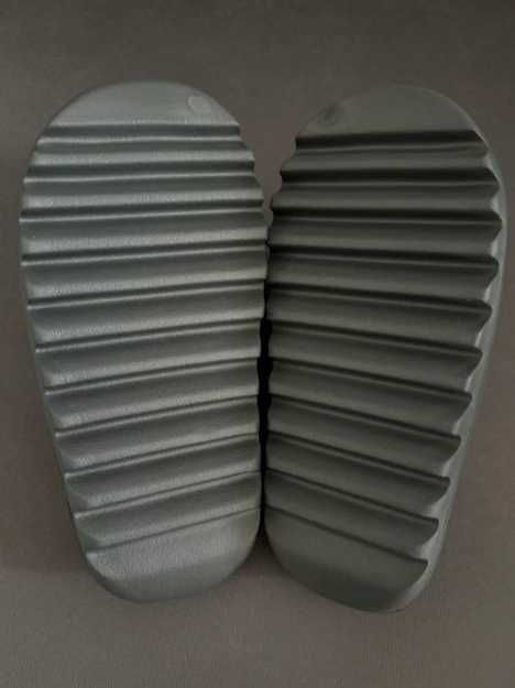 Buty Yeezy, czarne R.44.5