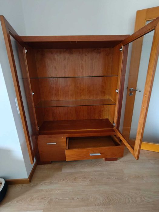 Cristaleira em madeira com portas de vidro e arrumação