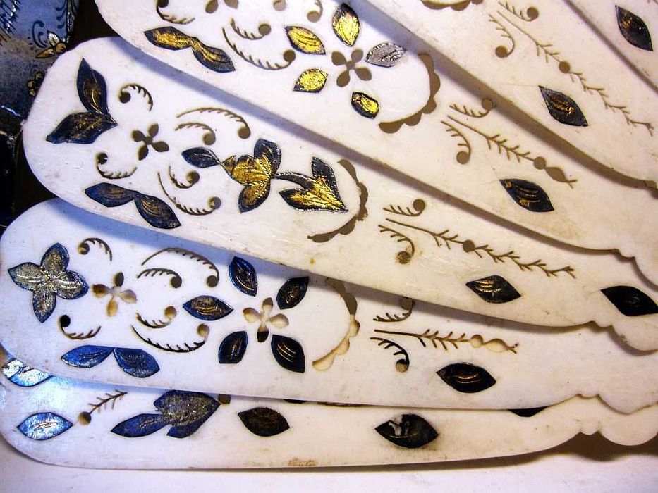 para restauro: antigo precioso leque-sec. XIX-cenas barrocas-casamento