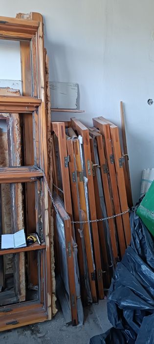 Окна деревянные, сосновые, лак. Демонтированы, частично без стекол