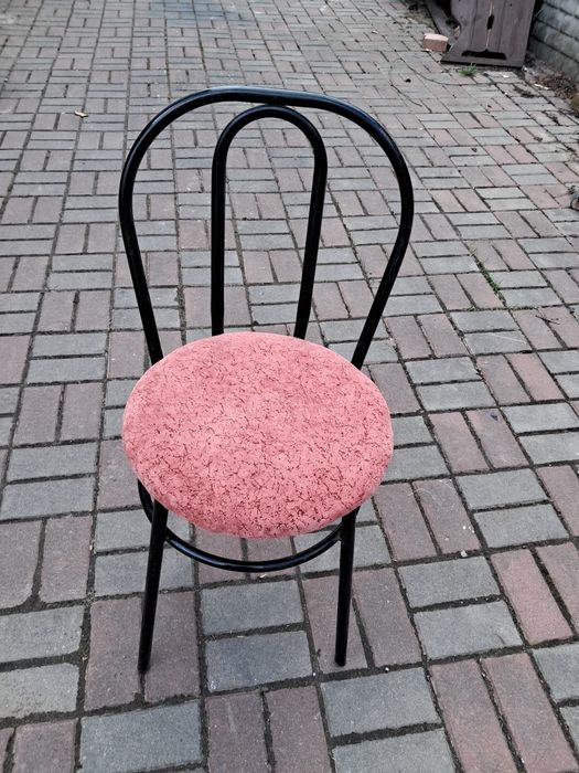 Стільчик металевий з мяким рожевим сидінням