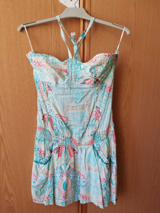 Vários vestidos de verão