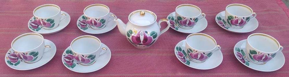 Продаются сервизы, салатницы, сахарницы, вазы, графины.