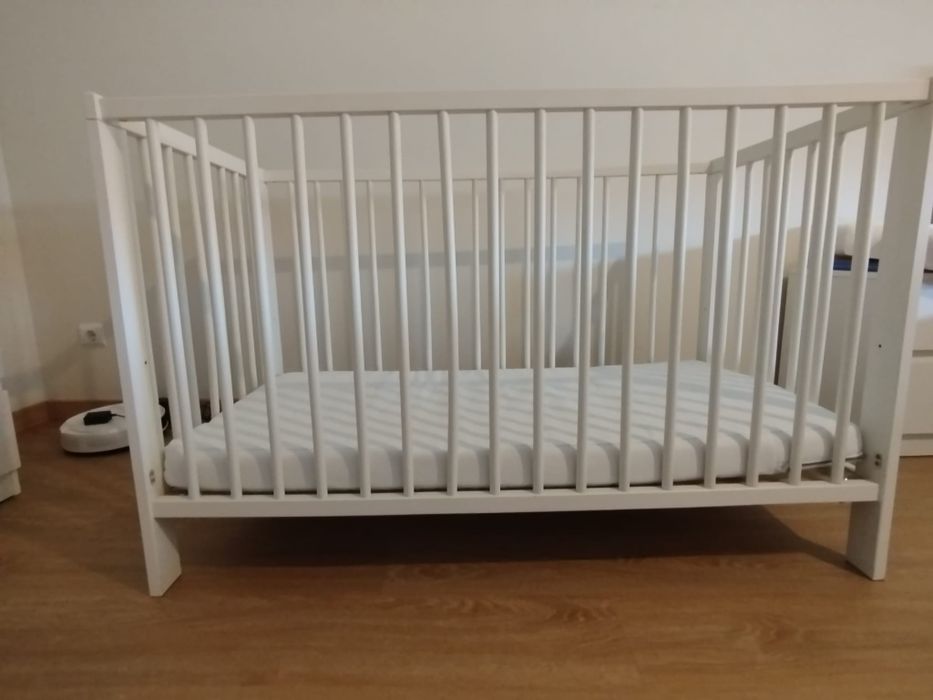 Berço IKEA GULLIVER + colchão KRUMMELUR + revestimento LENAST