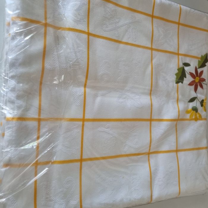 Toalha de mesa branca e amarela