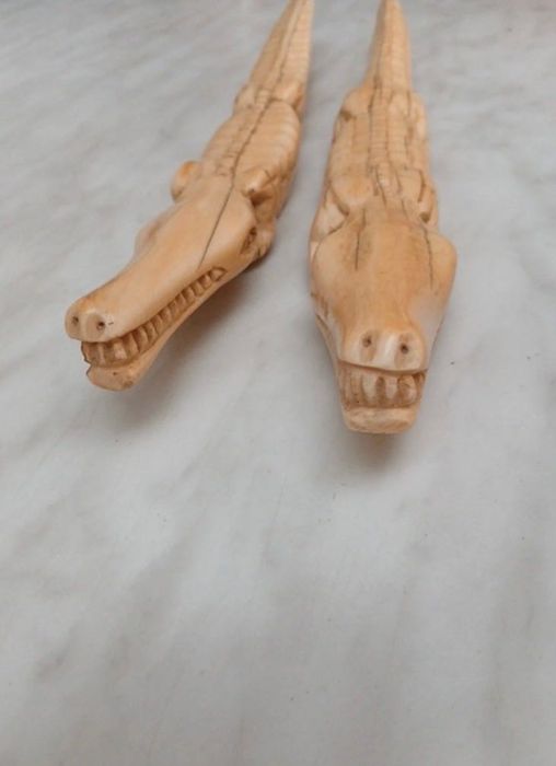 Esculturas decorativas de crocodilos cor marfim