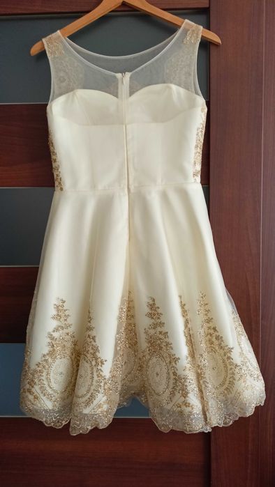 Elegancka sukienka w kolorze złotym