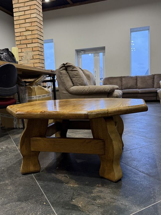 Дубовий журнальний стіл