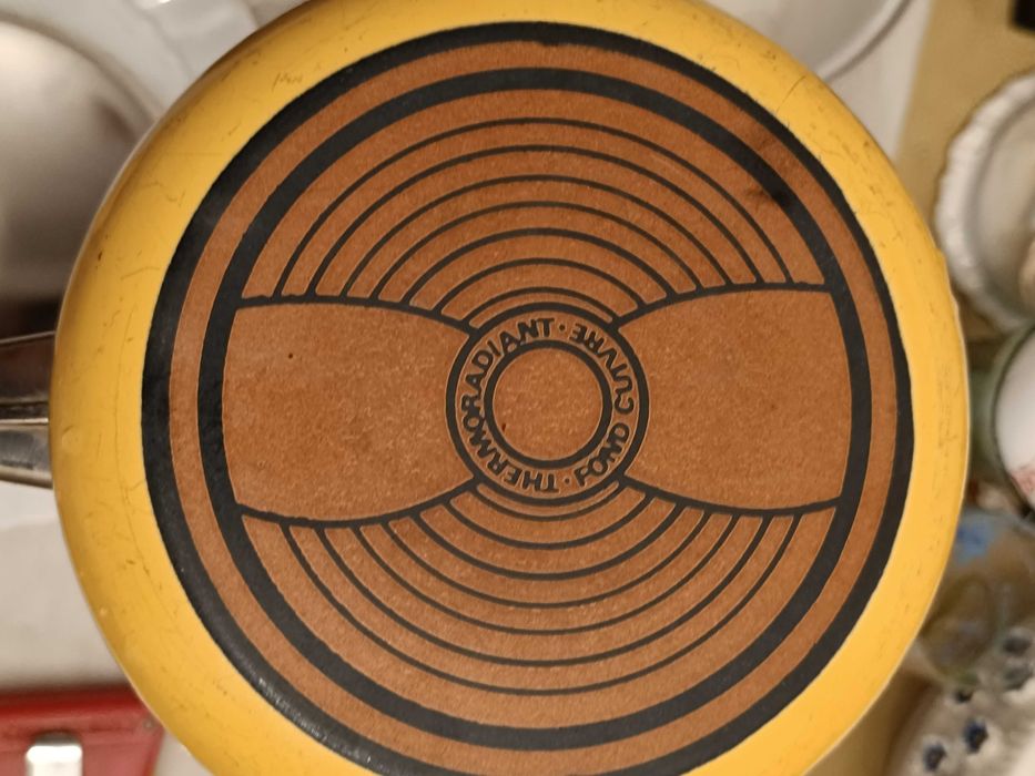 2 Panelas e 6 pratos