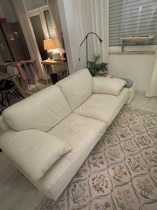 sofa de pele verdadeira com estrutura em madeira
