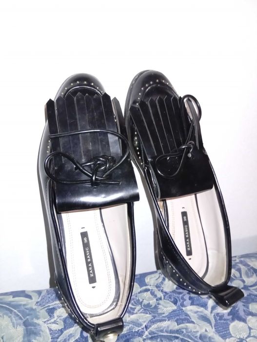 Sapatos pérolas e franja