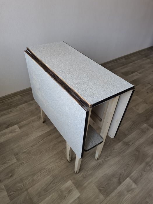 Продам стол кухонний, книжка.